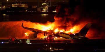 Impactante choque e incendio en Japón tras la colisión de un avión contra otra aeronave