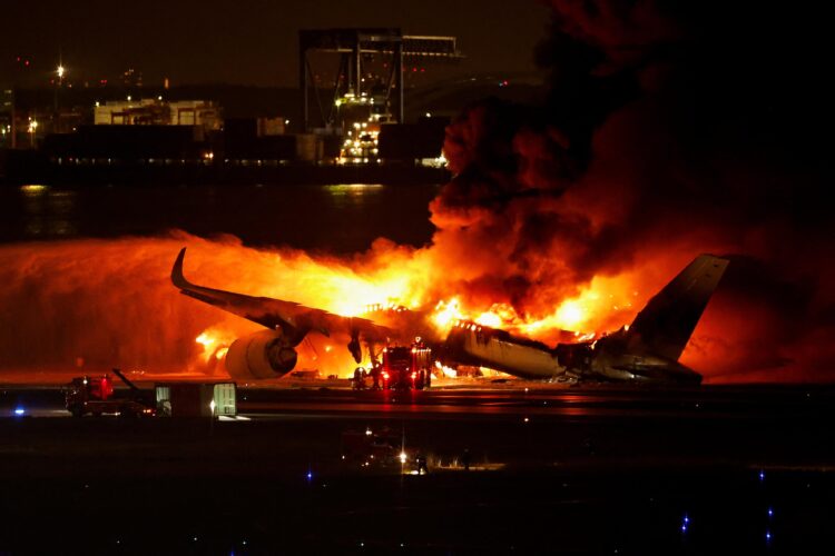 Impactante choque e incendio en Japón tras la colisión de un avión contra otra aeronave