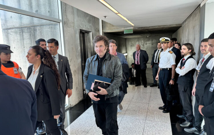 Rumbo a Davos, Milei destacó su viaje en un vuelo comercial: "Nos permitió ahorrar 392.000 dólares"