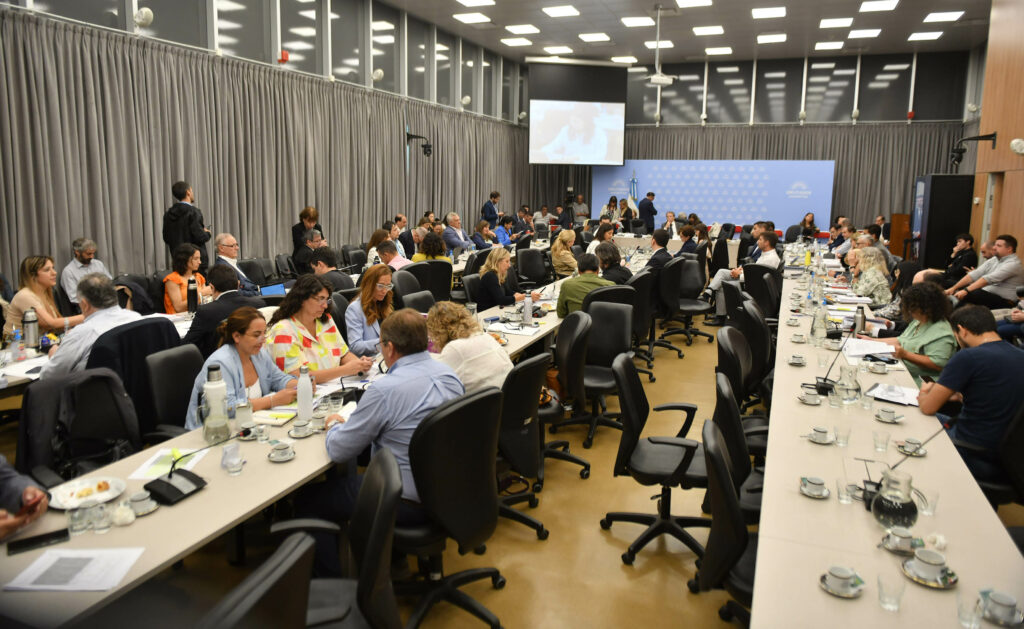 Convocan a un plenario de comisiones para debatir la Ley ómnibus esta tarde