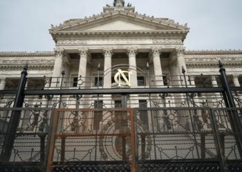 El debate de la Ley ómnibus adentro del Congreso y afuera las manifestaciones en contra