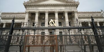 El debate de la Ley ómnibus adentro del Congreso y afuera las manifestaciones en contra