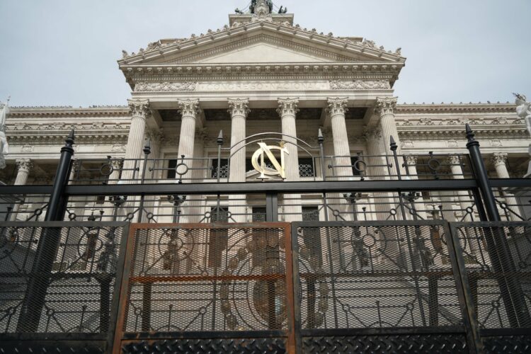 El debate de la Ley ómnibus adentro del Congreso y afuera las manifestaciones en contra