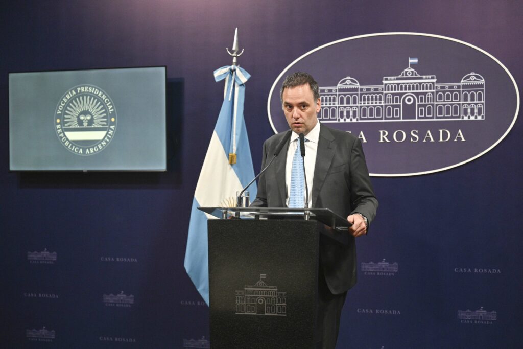 "No vamos a hacer que los argentinos paguen por empleados que no trabajan", dijo Adorni en conferencia