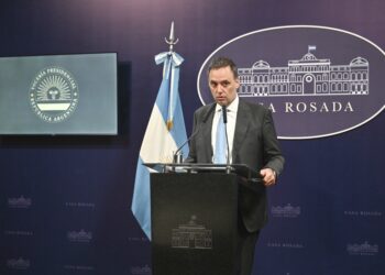 «No vamos a hacer que los argentinos paguen por empleados que no trabajan», dijo Adorni en conferencia