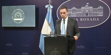 «No vamos a hacer que los argentinos paguen por empleados que no trabajan», dijo Adorni en conferencia
