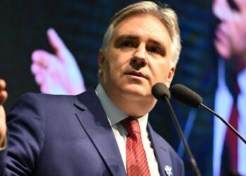 Llaryora pidió pasar a «una etapa de diálogo» en la cual «todos se sienten a la mesa»