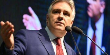Llaryora pidió pasar a «una etapa de diálogo» en la cual «todos se sienten a la mesa»
