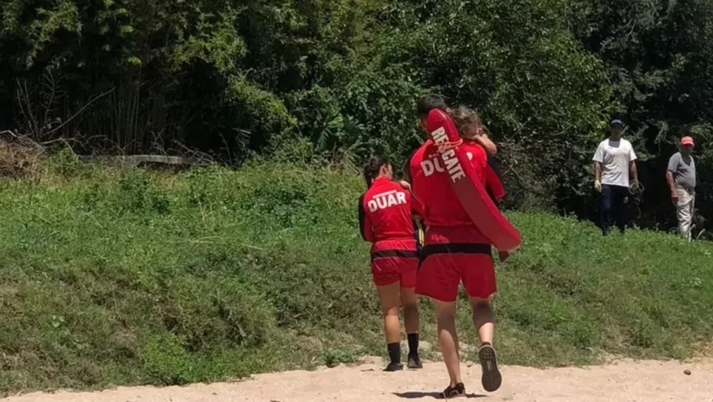 Un vecino rescató a dos niños arrastrados por la corriente del río en Carlos Paz