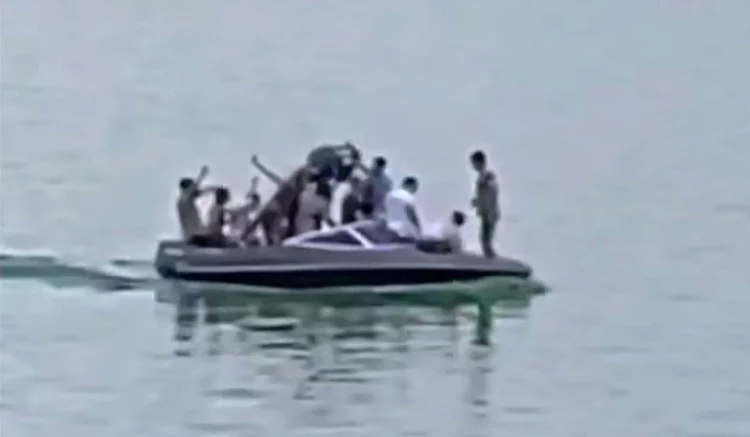 Lago San Roque: más de 15 personas de fiesta en una lancha sobrecargada de alcohol