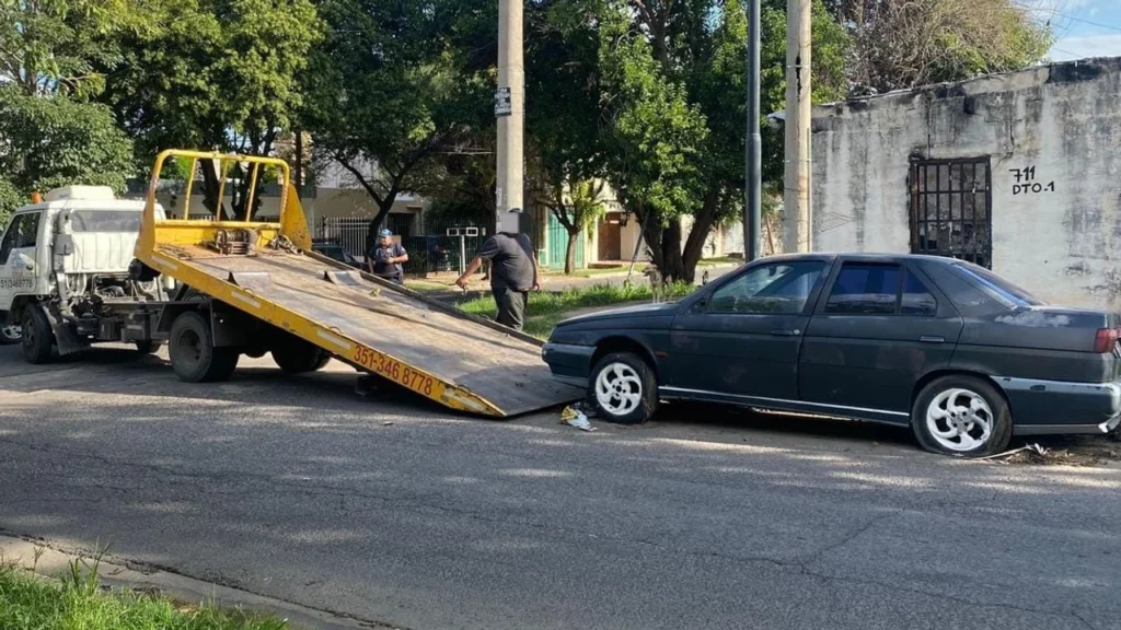 Intentó robar un auto con una grúa fingiendo ser el dueño y quedó detenido