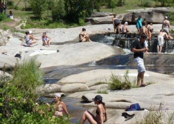 Le prohibieron poner música en un río de Córdoba y se indignó: “Soy K y acá todos macristas”