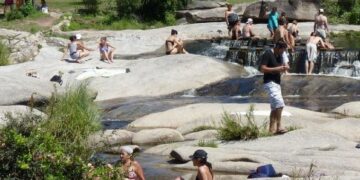 Le prohibieron poner música en un río de Córdoba y se indignó: “Soy K y acá todos macristas”