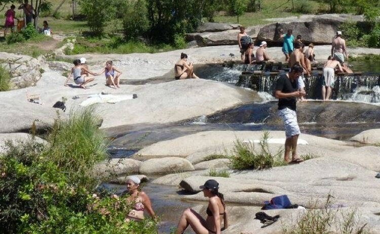 Le prohibieron poner música en un río de Córdoba y se indignó: “Soy K y acá todos macristas”