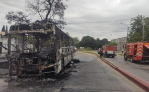Un colectivo de Ersa se incendió por completo en plena Ciudad Universitaria