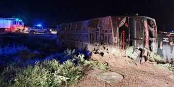 Río Cuarto: un colectivo de larga distancia volcó en la madrugada y murió una pasajera