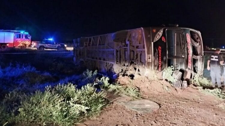 Río Cuarto: un colectivo de larga distancia volcó en la madrugada y murió una pasajera