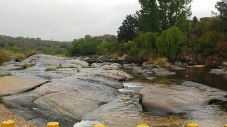 Denuncian penalmente a la provincia de Córdoba y al municipio de Cabalango por un caño que "succionó" a su hija