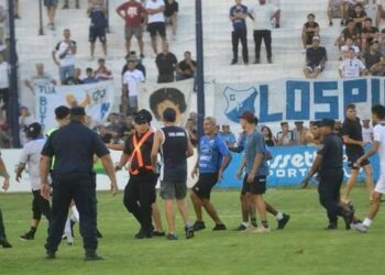 Los hinchas de Juniors que agredieron a un jugador serán sancionados por tres años