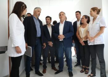 La reforma hospitalaria de Llaryora disparó críticas de  profesionales y gremios