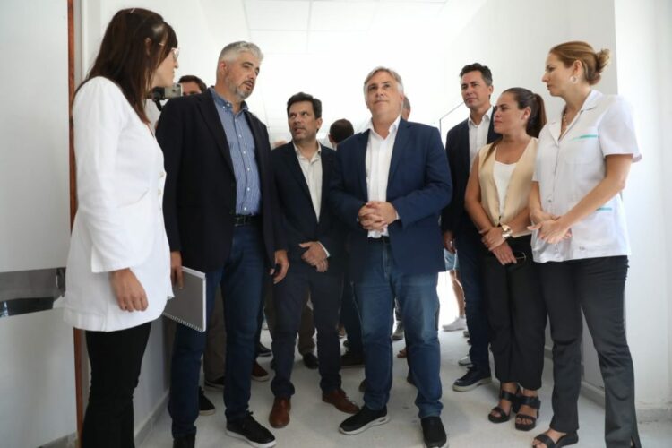 El ministro de Salud Pieckenstainer y el gobernador Llaryora.