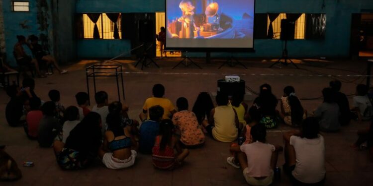 El cine móvil llega a los barrios de la ciudad con entrada gratuita: conocé la grilla