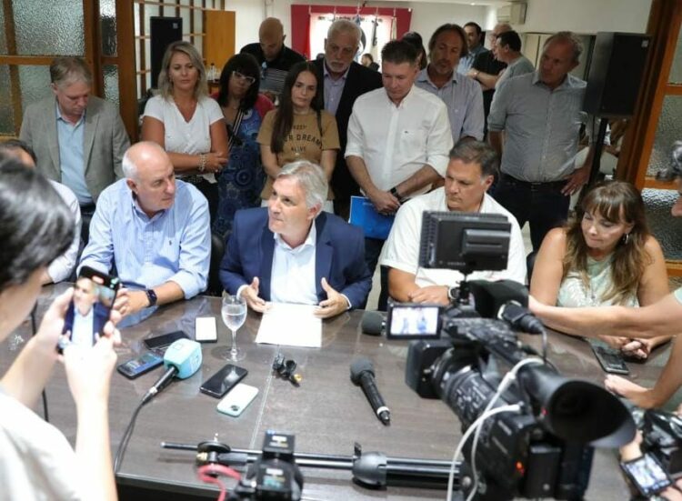 Llaryora se reunió con sectores del agro y reafirmó el rechazo al aumento de retenciones