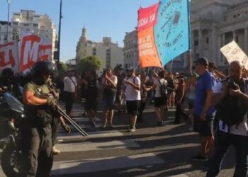 Fuerzas de seguridad avanzaron sobre manifestantes que ocuparon avenida frente al Congreso