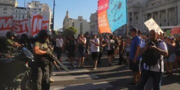 Fuerzas de seguridad avanzaron sobre manifestantes que ocuparon avenida frente al Congreso