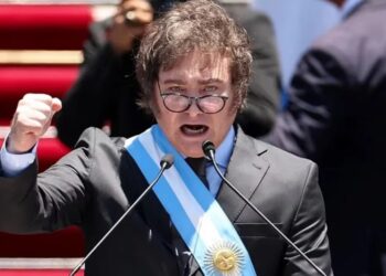 Una encuesta advirtió por la  caída de imagen del Gobierno