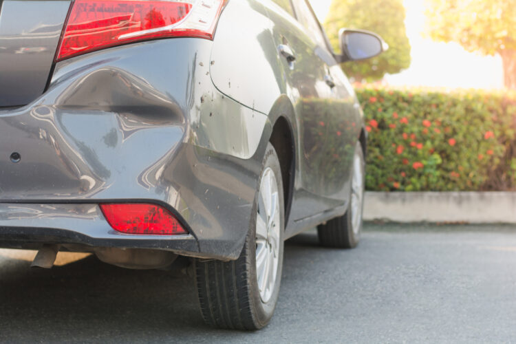 Los trucos caseros para arreglar abolladuras de un auto en pocos minutos