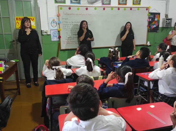 Escuelas de Córdoba incorporan lengua de señas a los contenidos curriculares