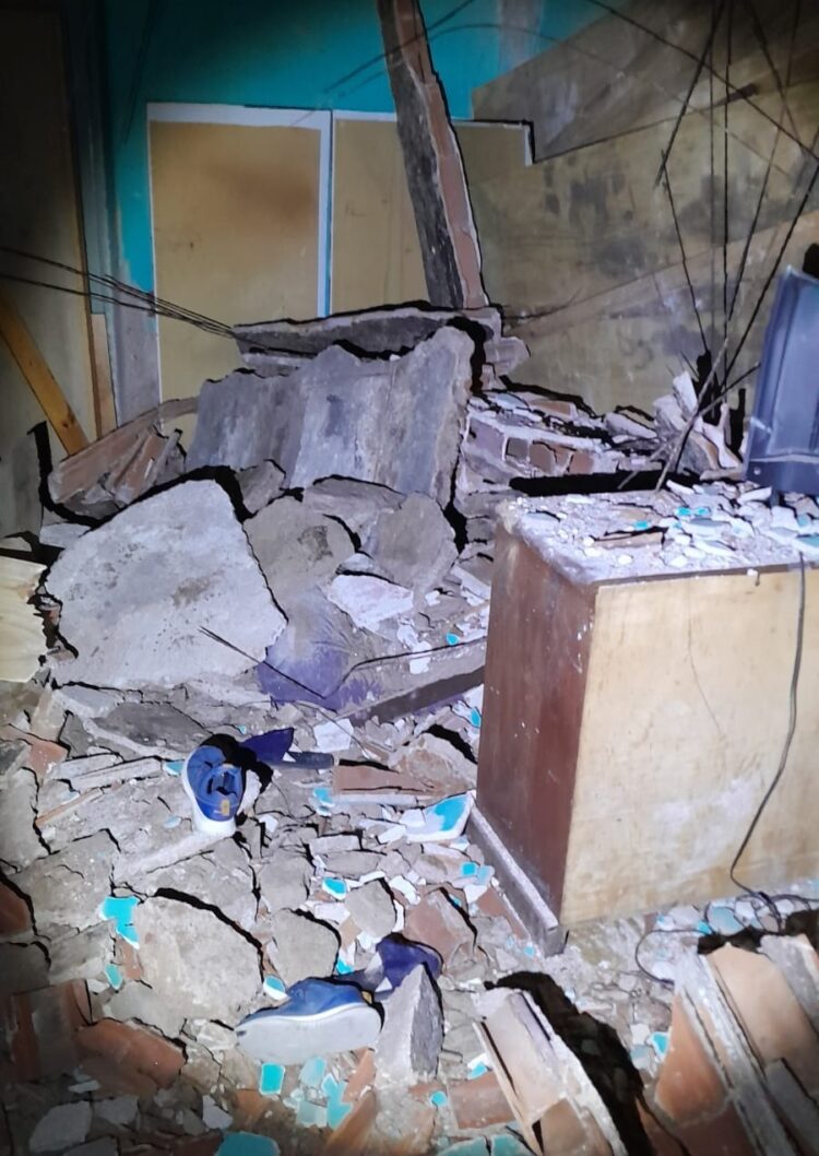 Dos niños resultaron heridos tras el derrumbe de parte del techo de su casa en San Vicente