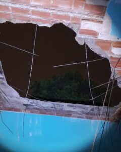 Dos niños resultaron heridos tras el derrumbe de parte del techo de su casa en San Vicente