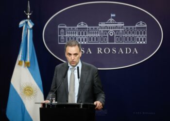 Para el Gobierno, la suba de los dólares financieros se debió a los amparos judiciales contra el DNU