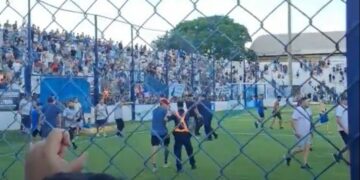 En medio de la cancha, hinchas golpearon a sus jugadores tras quedar eliminados en Córdoba