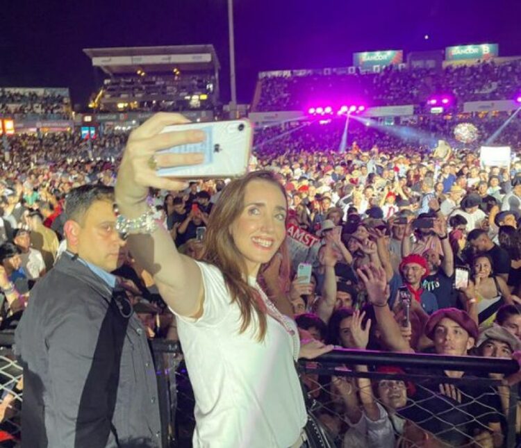 Victoria Villarruel, presente en la octava noche de Jesús María