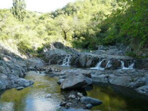 Cascadas cristalinas escondidas en Córdoba, imperdibles para los días de mucho calor