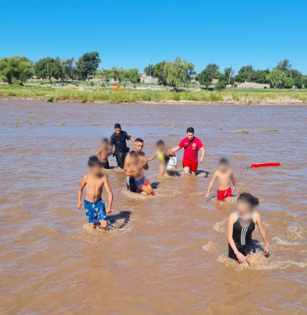 Rescataron en Río Cuarto a seis niños que pedían auxilio desde el cauce crecido