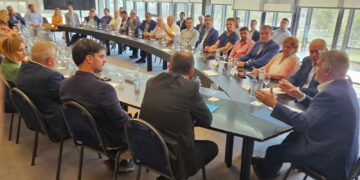 Llaryora se reunió con empresarios industriales para analizar los impactos de la Ley ómnibus en el sector