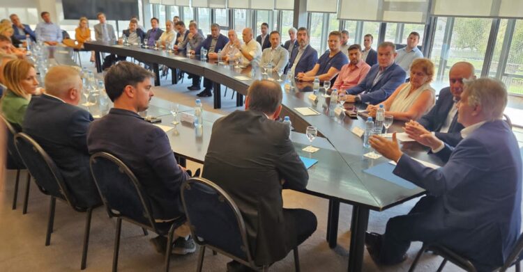 Llaryora se reunió con empresarios industriales para analizar los impactos de la Ley ómnibus en el sector