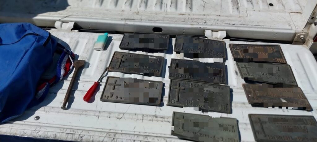 Dos menores fueron descubiertos robando placas de bronce en el Cementerio de Villa Allende Dos menores fueron descubiertos robando placas de bronce en el Cementerio de Villa Allende