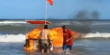 Video: se incendió su carrito de panchos y lo empujó al mar para salvarlo