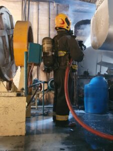 Bomberos lograron apagar un incendio en una fábrica de fundición de aluminio