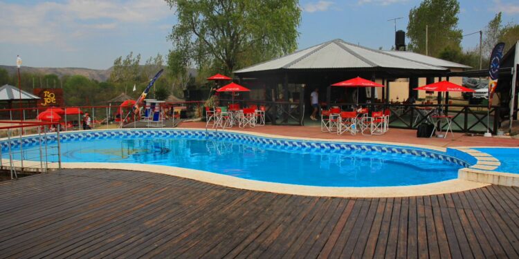 Shows, gastronomía y actividades recreativas en paradores a orillas de ríos y lagos