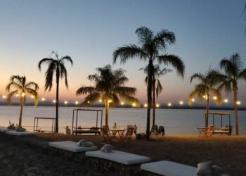 Shows, gastronomía y actividades recreativas en paradores a orillas de ríos y lagos