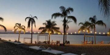 Shows, gastronomía y actividades recreativas en paradores a orillas de ríos y lagos