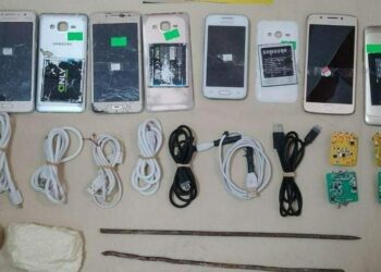 Incautan 12 teléfonos celulares y estupefacientes en la cárcel de Río Cuarto