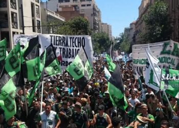 Arrancó el paro de la CGT en Córdoba con una importante concentración en la zona céntrica