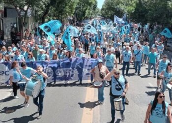 Los docentes profundizan el plan  de lucha por un aumento superador